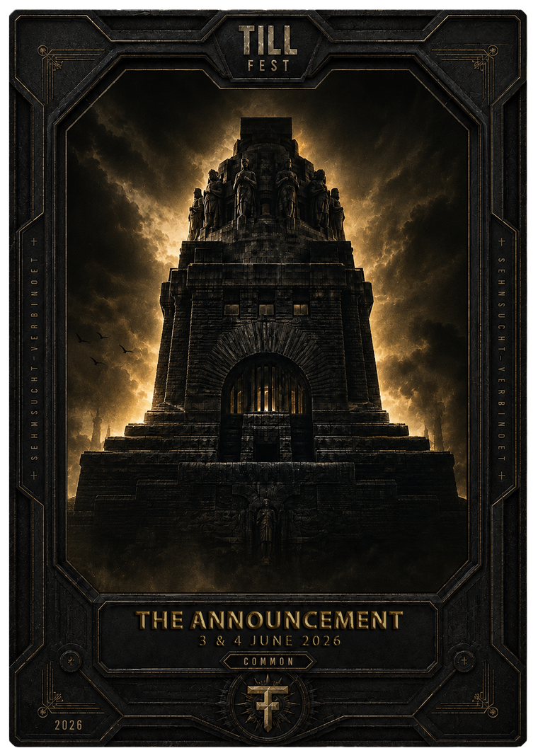 Sammelkarte „The Announcement“ — Völkerschlachtdenkmal unter goldenem Himmel, Rarität Common